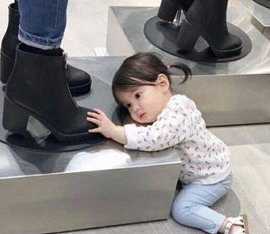 Девочка и обувь