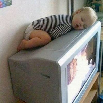 Ребенок спит на телевизоре